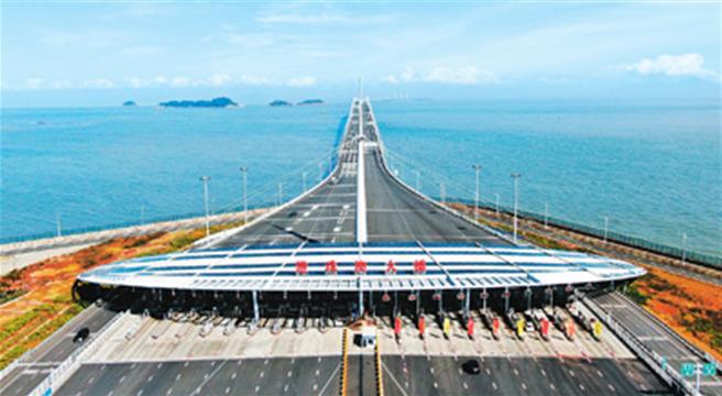 港珠澳大橋開通6周年  融合新通道、外貿新引擎、創造新奇蹟。（大陸央視）