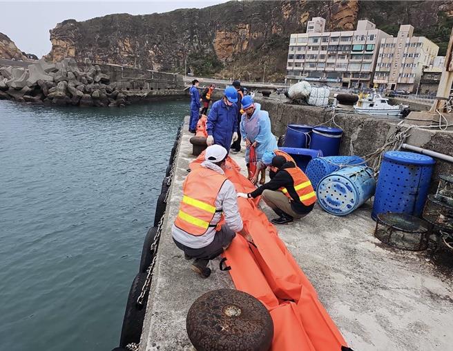環保局在漁港配置潛水與支援人員待命。（新北市環保局提供）