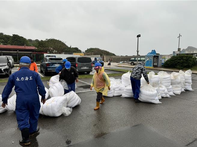 環保局在漁港配置潛水與支援人員待命。（新北市環保局提供）