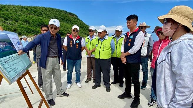 2024年11月08日澎湖縣／澎湖縣議會歷年都會利用定期會時安排下鄉考察，讓選區議員發揮。圖為今年6月，府會赴西嶼鄉考察外垵東泊區。（澎湖縣政府提供／許逸民澎湖傳真）