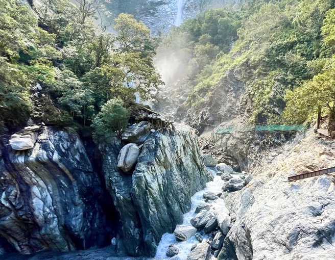 康芮颱风挟带强劲风雨，天祥白杨步道附近受创甚深。（翻摄太鲁阁晶英酒店脸书）