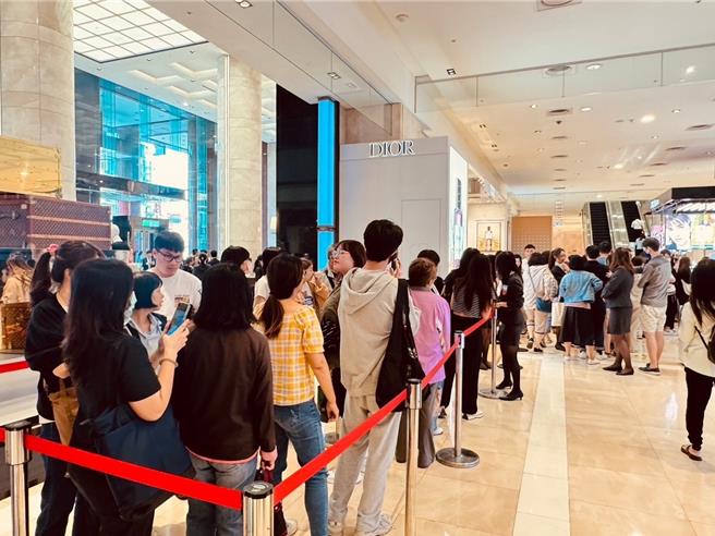 台南市中西区一家龙头百货最近举办周年庆活动，首日涌入数万人潮，但周边停车压力倍增。（台南新光三越西门店提供／程炳璋台南传真）