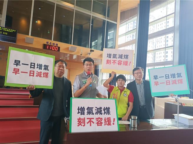 行政院長卓榮泰8日視察台電台中火力發電廠，民進黨議員黃守達、謝志忠支持6部機組先留下來、備而不用。(陳淑娥攝)