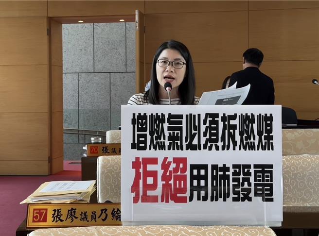 行政院長卓榮泰8日視察台電台中火力發電廠，國民黨議員張廖乃綸堅持「增1拆1」承諾。(張廖乃綸提供)