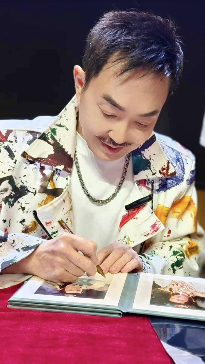 杨怀民花两小时为粉丝签名合照。（杨怀民提供）