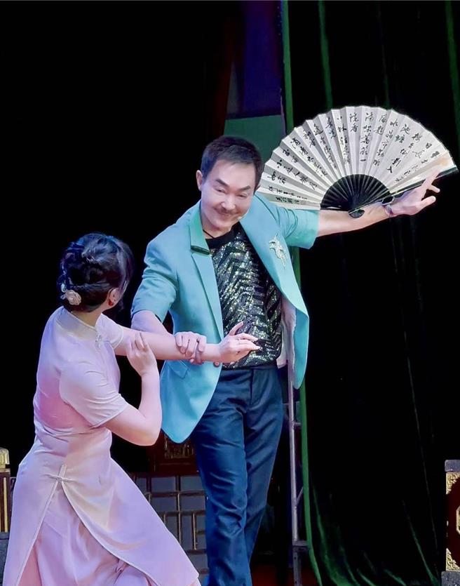 杨怀民与厦门卫视当家花旦陈燕玉合演一段戏。（杨怀民提供）