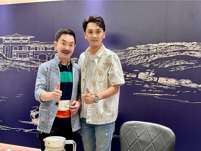 有小杨怀民之称的芗剧知名艺人杨耀宗与杨怀民合影。（杨怀民提供）