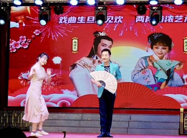 杨怀民到厦门出席活动，惊戏歌仔戏在当地仍如此受欢迎。（杨怀民提供）