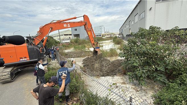 挖土机依环团人士指示，变换开挖地点。（宝智华摄）