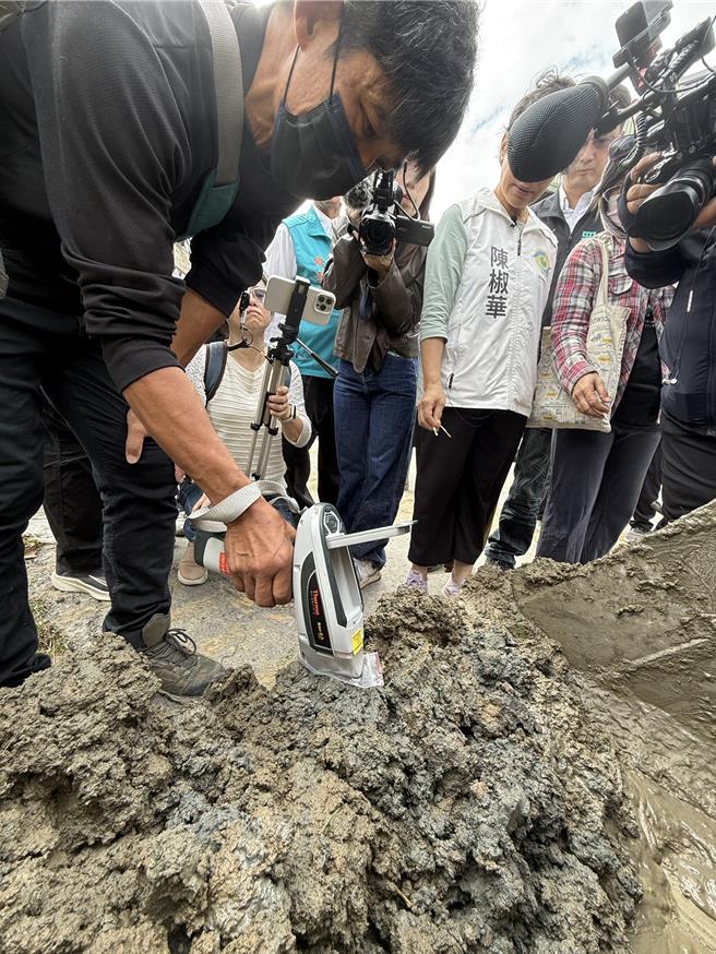 台南社大人员以重金属快速分析仪检测开挖土质。（宝智华摄）