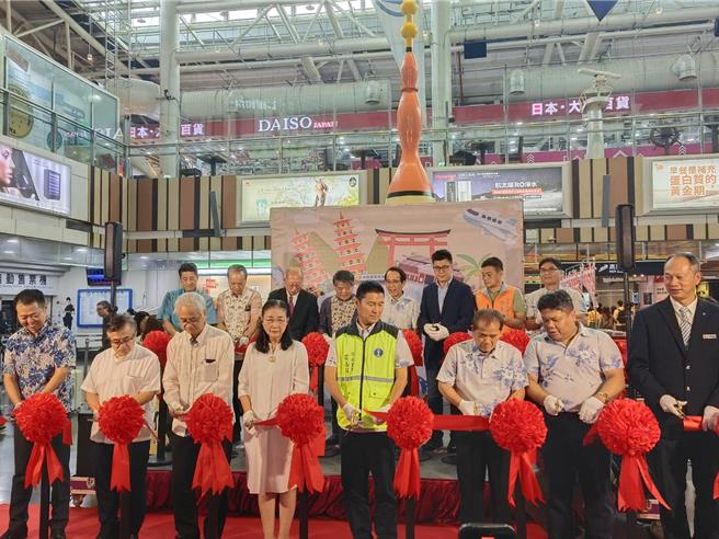 「2024高雄沖繩物產展」，即日起至11月11日在台鐵新左營站售票口前廣場展售日本沖繩產品，今日舉行開幕式，由照也副知事率領市政團隊來台剪綵開幕，高雄市官員、市議員及台鐵公司受邀出席。（林雅惠攝）