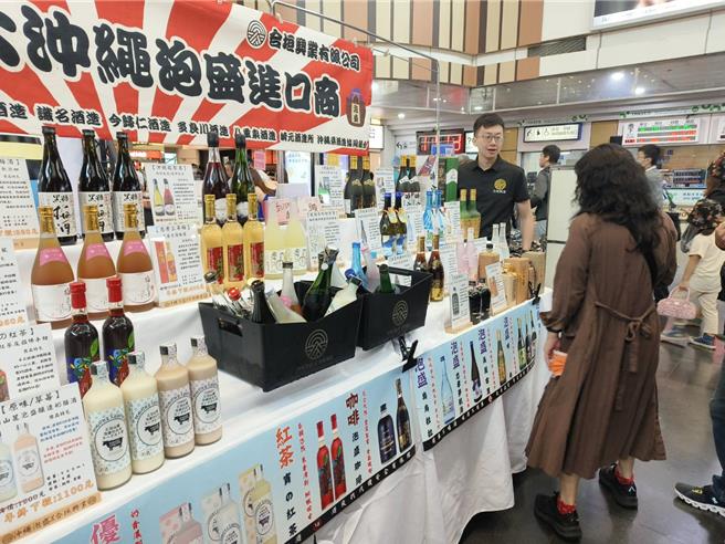 此次商品展售方面，產業振興公社台北事務所召集在台經營沖繩縣產的企業，展示了甜點、喜璃愈志服飾、泡盛、威士忌酒等約80種商品。（林雅惠攝）