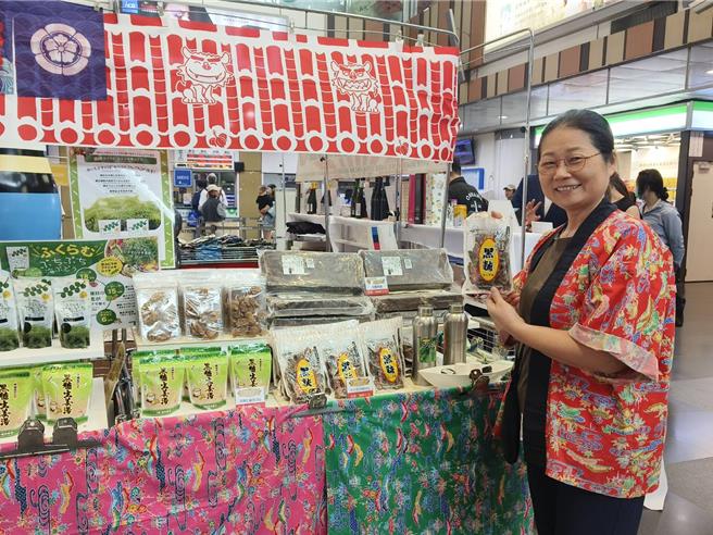 此次商品展售方面，產業振興公社台北事務所召集在台經營沖繩縣產的企業，展示了甜點、喜璃愈志服飾、泡盛、威士忌酒等約80種商品。（林雅惠攝）