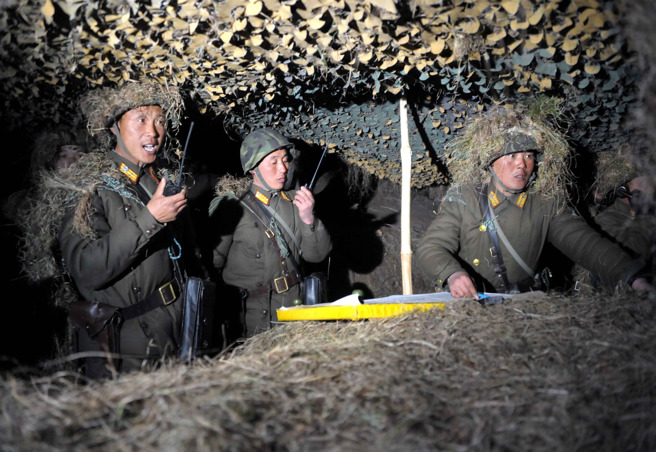 北韓部隊進行攻擊戰術演習的資料照。（新華社）