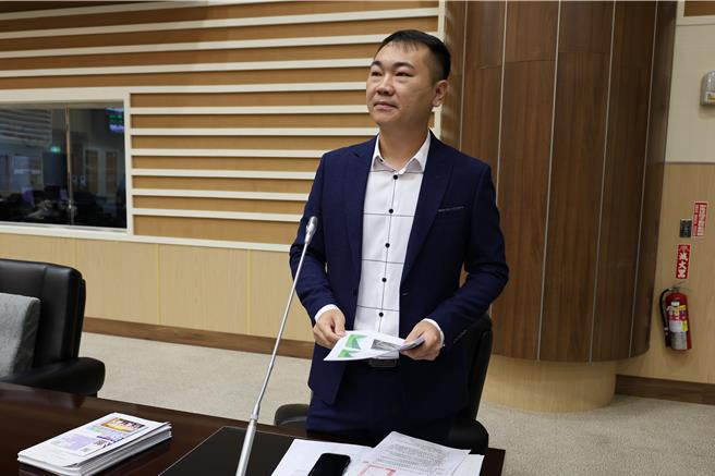 民进党议员翁杰总质询首先就7日立法院财委会审查财划法，质询县长锺东锦未来有无可能完成立法？（谢明俊摄）