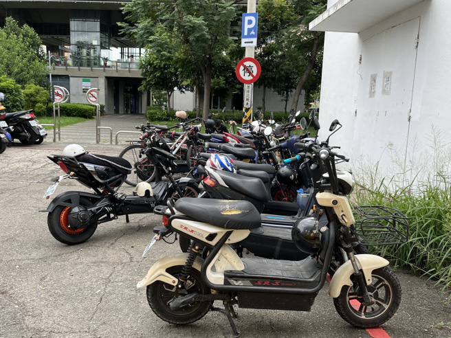 微型電動二輪車（電動自行車）因免考照與免掛牌，曾導致不少交通亂象。（張妍溱攝）