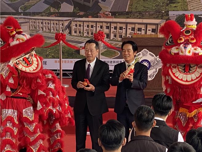 赖清德总统（右）于8日至台中清泉岗空军基地，参加空军清泉岗基地新建生活营舍启用典礼。（张妍溱翻摄）