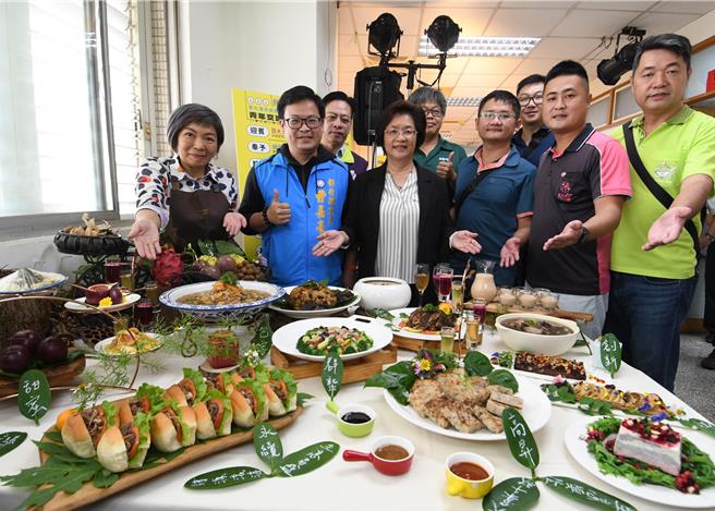 彰化縣政府輔導124位青年創業有成，將在11月23及24日在員林市圓林園舉辦青年創業嘉年華，其中青年交流餐桌，推出15道精選料理。（葉靜美攝）