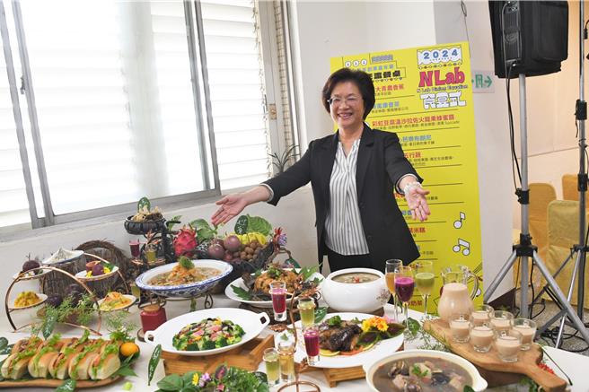 青年交流餐桌推出15道精選料理，縣長王惠美邀請民眾相揪參與青年創業嘉年華，來逛市集、看表演、聽音樂、享美食。（葉靜美攝）