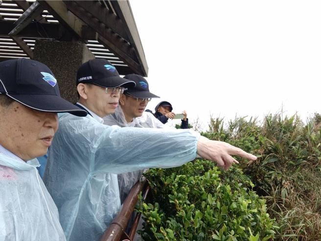 交通部次長林國顯（左二）赴野柳視察陸籍鈺洲啟航輪。（交通部航港局提供）