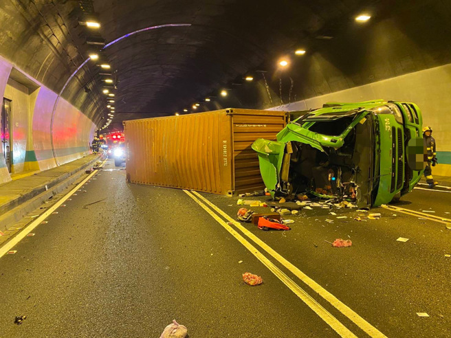 聯結車自撞翻覆，進而導致全線封閉。（蕭宥彤翻攝）