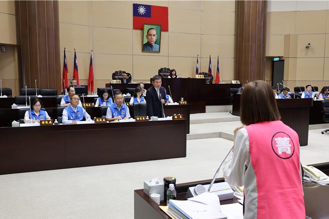 苗栗县议会总质询议员徐筱菁建议建置新生儿幸福卡，苗栗县长锺东锦答询表示如果财划法一直不修，苗栗县无法翻身。（谢明俊摄）