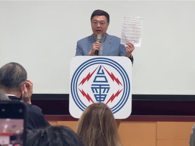 中火二期通过环评，行政院长卓荣泰8日赴台中火力发电厂视察时承诺，2032年将请经济部、台电配合地方需求，全盘重新检讨剩下6部燃煤机组存废问题。（潘虹恩摄）