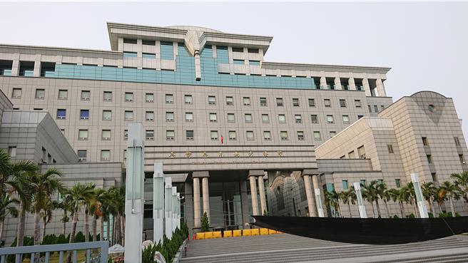 台南一名妇人因行车纠纷对比中指，表明对事不对人，一审遭罚4000元，二审翻转认为情节轻微改判无罪。（本报资料照／程炳璋台南传真）