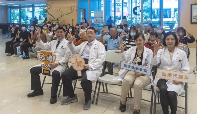 大千蔡建宗医疗副院长与新陈代谢科团队，共同呼吁民眾稳定控制血糖，照顾自我健康。（大千医院提供／谢明俊苗栗传真）