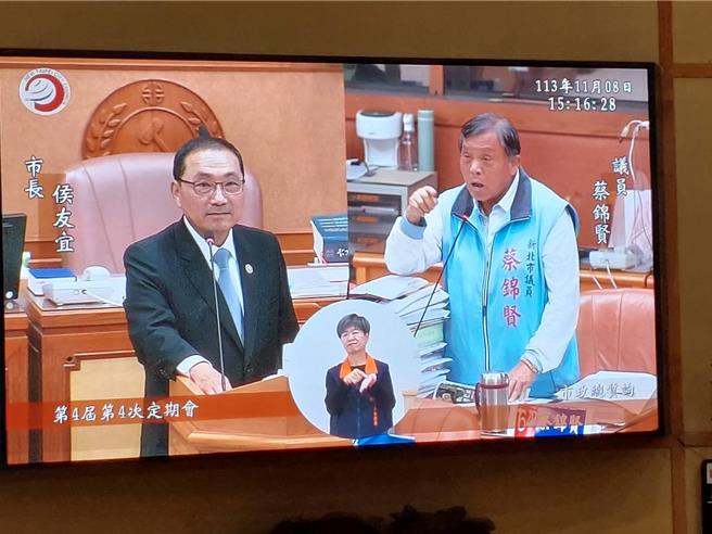 無黨籍新北市議員蔡錦賢今（8）日在市政總質詢指出，新北去年尚有23.1億元行政罰鍰尚未收回，要求市府持續清理催收。（陳慰慈攝）