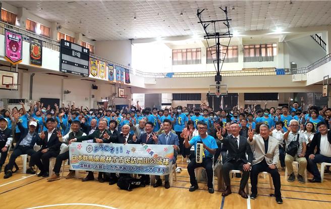 「日本馆林市亲善访问团」29人今（8日）回访斗六市镇南国小，镇南国小大阵仗迎接，全体拍大合照。（周丽兰摄）