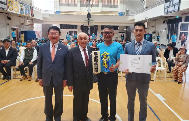 「日本馆林市亲善访问团」由会长金井田好勇（左二）、馆林市长多田善洋（左一）代表致赠日本灯笼给镇南国小校长梁博雍（右二）。（周丽兰摄）