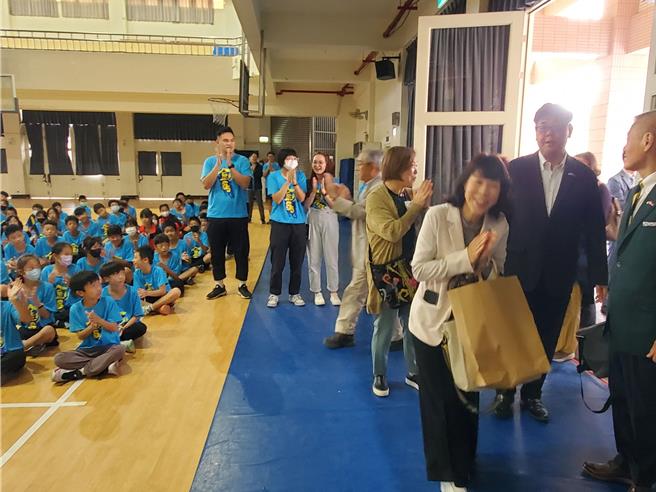 「日本馆林市亲善访问团」29人今（8日）回访斗六市镇南国小，镇南国小大阵仗迎接。（周丽兰摄）