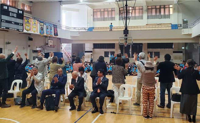 日本馆林市亲善访问团成员向镇南国小校长致意。（周丽兰摄）