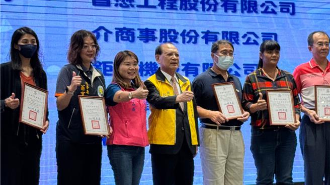 高雄市商业会昨（8）日举行第78届商人节暨表扬大会，国民党高市议员李雅静（左三）与会共襄盛举。（柯宗纬摄）
