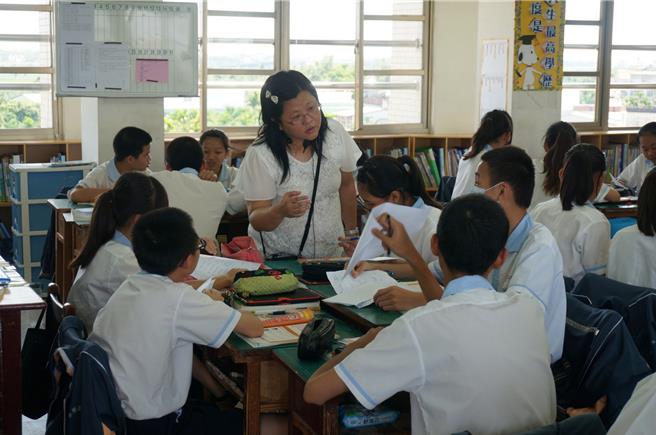 屏東南榮國中老師丘麗英（中立者）將代表愛女孩協會前往印度德里，出席ARCedtech基金會頒獎典禮。（南榮國中提供／羅琦文屏東傳真）