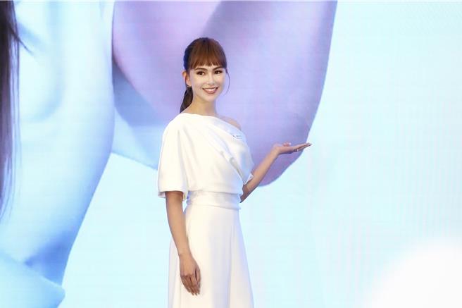 昆凌8日出席代言活动。（邓博仁摄）