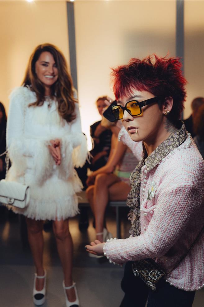 西班牙影后潘妮洛普克魯茲（左）與韓國藝人GD（權志龍）留下這可愛的一幕。（CHANEL提供／黃唯淯台北傳真）