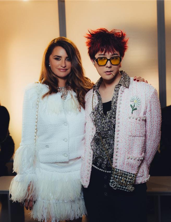 西班牙影后潘妮洛普克魯茲（左）與韓國藝人GD（權志龍）留下這可愛的一幕。（CHANEL提供／黃唯淯台北傳真）