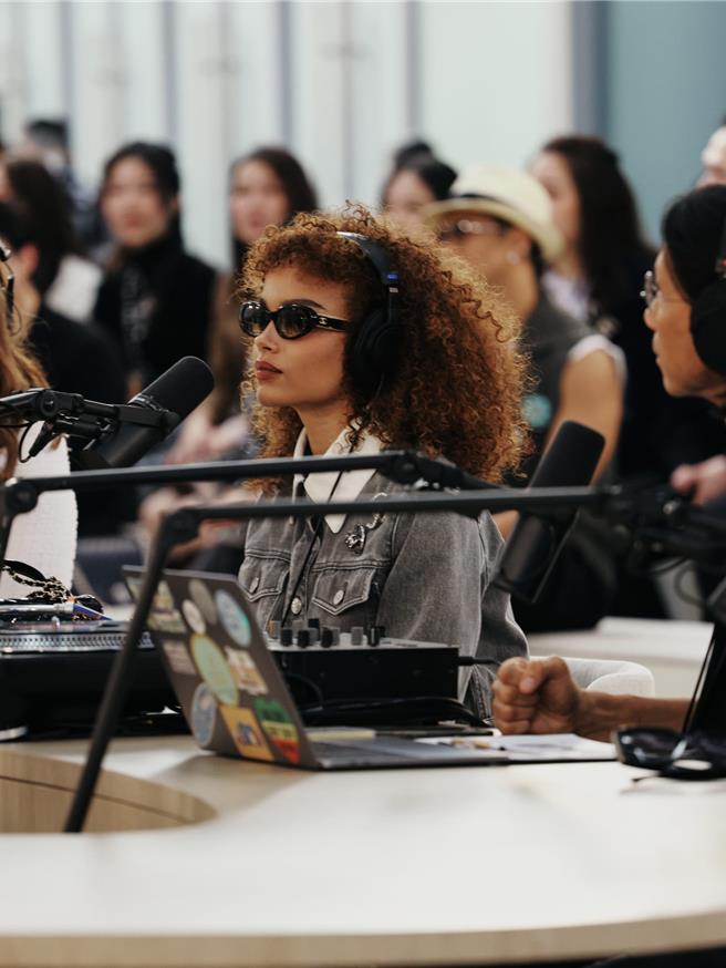 惠特尼皮克參與Radio CHANEL活動，與香港在地藝術家進行深度對談。（CHANEL提供／黃唯淯台北傳真）