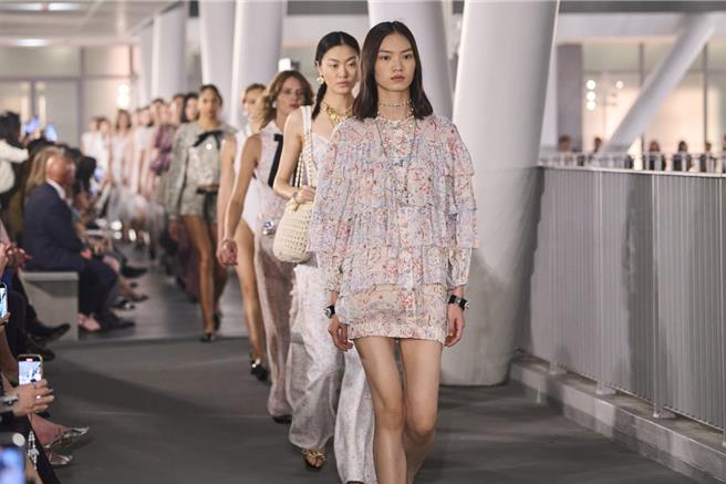 度假系列移師香江，再現CHANEL風姿綽約身影。（CHANEL提供／黃唯淯台北傳真）