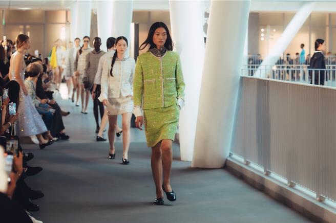 除了大秀之外，CHANEL也於學院藝廊中庭展出「Imagine an Elsewhere」，展期於即日起開放至12月31日止。（CHANEL提供／黃唯淯台北傳真）