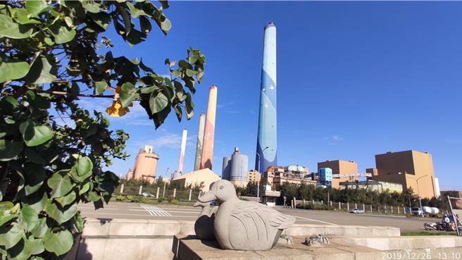 行政院長卓榮泰今視察中火，只是等2032年檢討6部轉備用燃煤機組的存廢數量，台電表示會依據三個狀況整體評估。(台電提供)