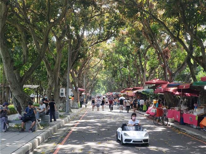 古坑绿色隧道有天然的树荫及丰富的小物选择，很受云林县民喜爱。（本报资料照片）