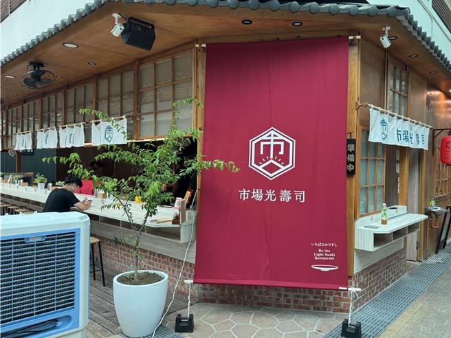 西螺中央市场的「市场光寿司」去年被认证是4星级乐活名摊，今年摊位及商品整体提升改善后，成功摘下5星级荣誉。（云林县府提供）