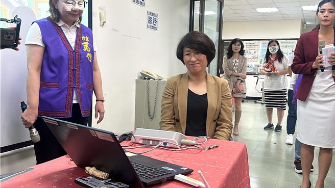 卫生福利部中央健康保险署8日在金峰乡卫生所办理「台东县心臟照护成果分享记者会」，台东县长饶庆铃现场接受HRV检测。(蔡旻妤摄)