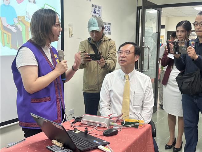 卫生福利部中央健康保险署8日在金峰乡卫生所办理「台东县心臟照护成果分享记者会」，健保署长石崇良现场接受HRV检测。(蔡旻妤摄)