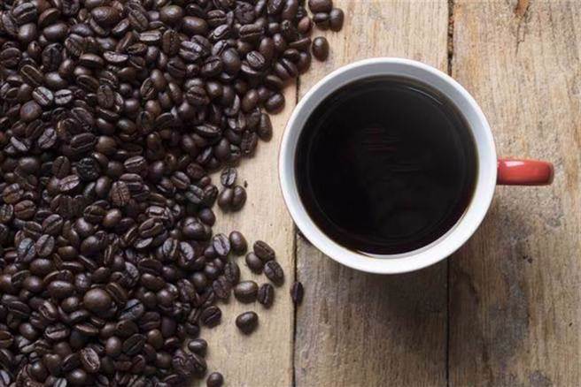 肾臟科医师江守山表示，黑咖啡可以降低蛋白尿、减缓肾功能衰竭的速度，但要注意别装错容器。（示意图：shutterstock／达志）