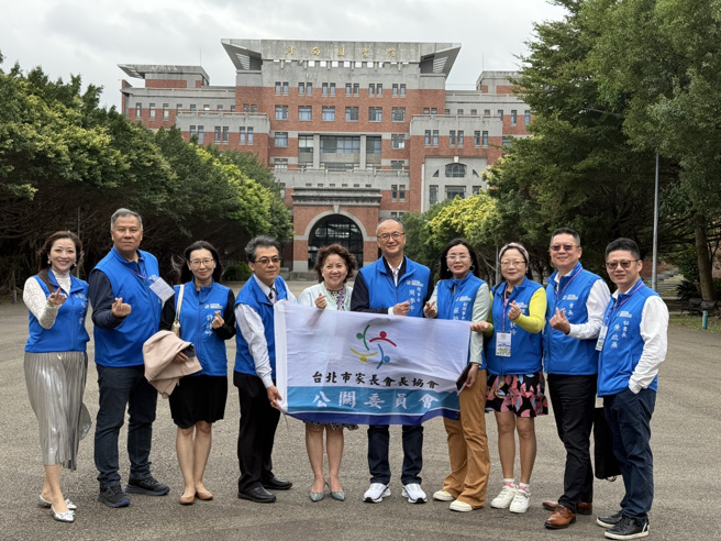 北市家長會長協會理事長周季平（右5）率協會成員與林玥秀校長（左5）合影。(照片/開南大學提供)