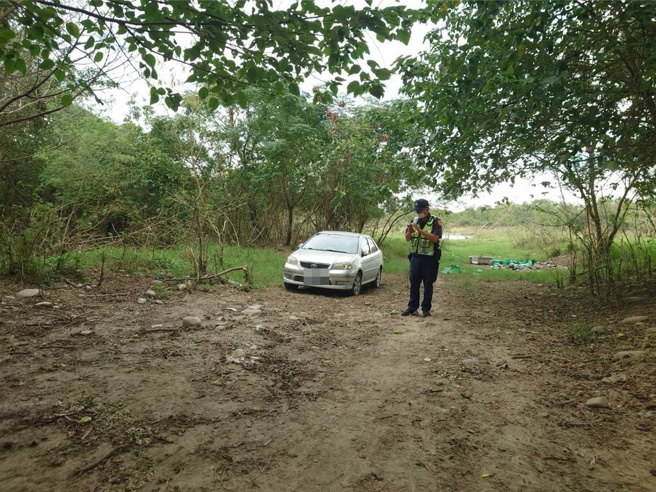 彰化县芬园乡猫罗溪堤防旁一处空地，一辆自小客停放多日，警消人员获报到场，查探该名男子已明显死亡，已通知家属到场指认。（民眾提供／叶静美彰化传真）